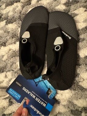 Men’s Brookstone Water shoes NWT